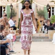 Professeur de couture , a travaillé toute les matières de tissu , plusieurs collections a mon actif